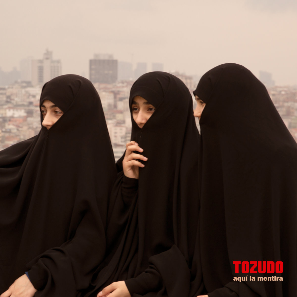 Portada del LP Aquí la mentira (2022)